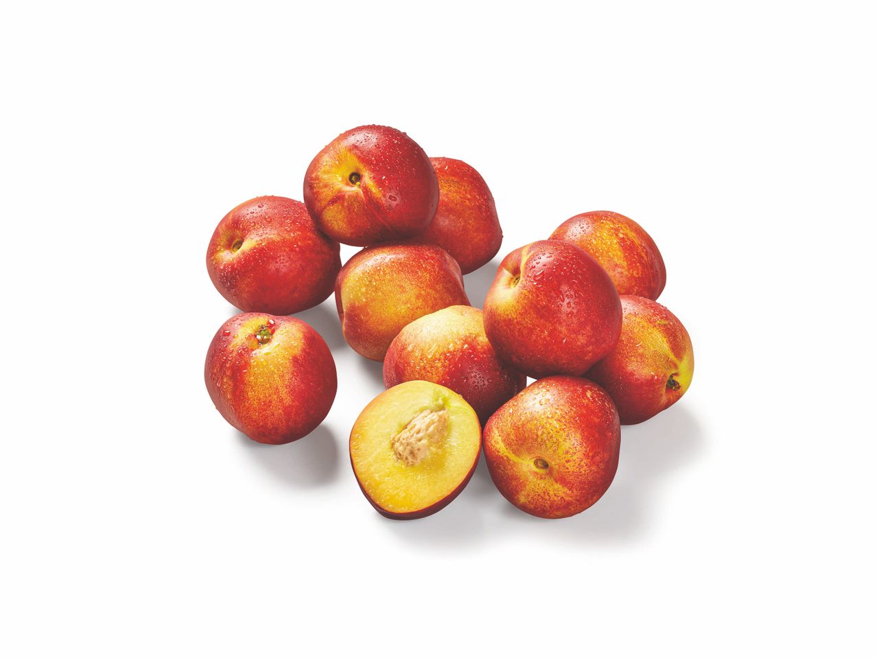 Une pile de nectarines rouges juteuses.
