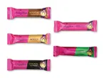 Fem forskellige KitKat-chokoladebarer i individuelle indpakninger.