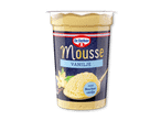Vaniljemousse i en gennemsigtig kop med et blåt etiket, der viser en skefuld mousse og vaniljeblomster.