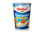 Yoghurtbeker met walnoot Griekse honing smaak, met een lepel yoghurt, walnoten en honing.