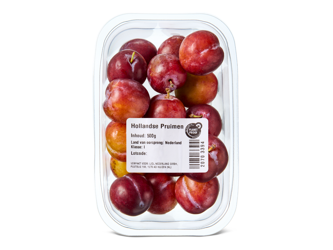 Een doorzichtige plastic bak met rode pruimen en een etiket met de tekst 'Hollandse Pruimen'.