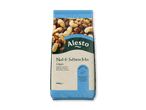 En pose nødde- og rosinblanding med sultanaer, mandler, valnødder, hasselnødder, paranødder og cashewnødder.