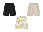 Drei Shorts in Schwarz, Beige und einem gelben Muster.