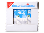 Een doos met zes pakken houdbare halfvolle melk, met 1,5% vet.