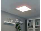 LED panel LIVARNO HOME osvetljuje moderno sobo s policami in dekorjem.