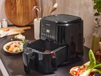 Μια τηγανιά χωρίς λάδι Tefal σε μια κουζίνα.