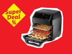 Φούρνος air fryer μαύρου χρώματος με δύο δίσκους, που δείχνει φαγητό, σε προσφορά.
