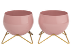 Dois vasos de flores rosa com suportes de metal dourados