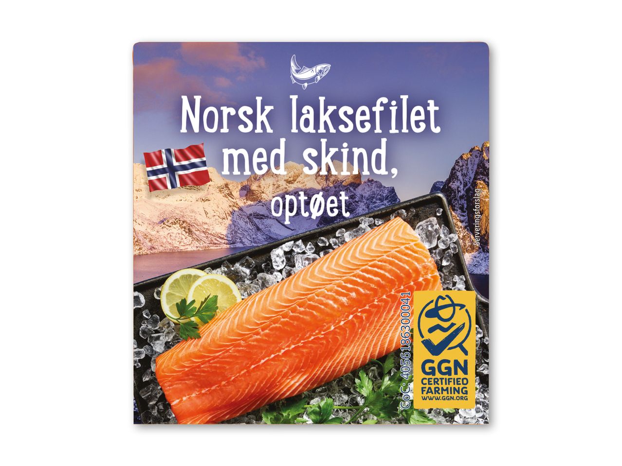 Norsk laksefilet med skind, optøet, på is med citron og persille, med norsk flag og bjerglandskab i baggrunden.