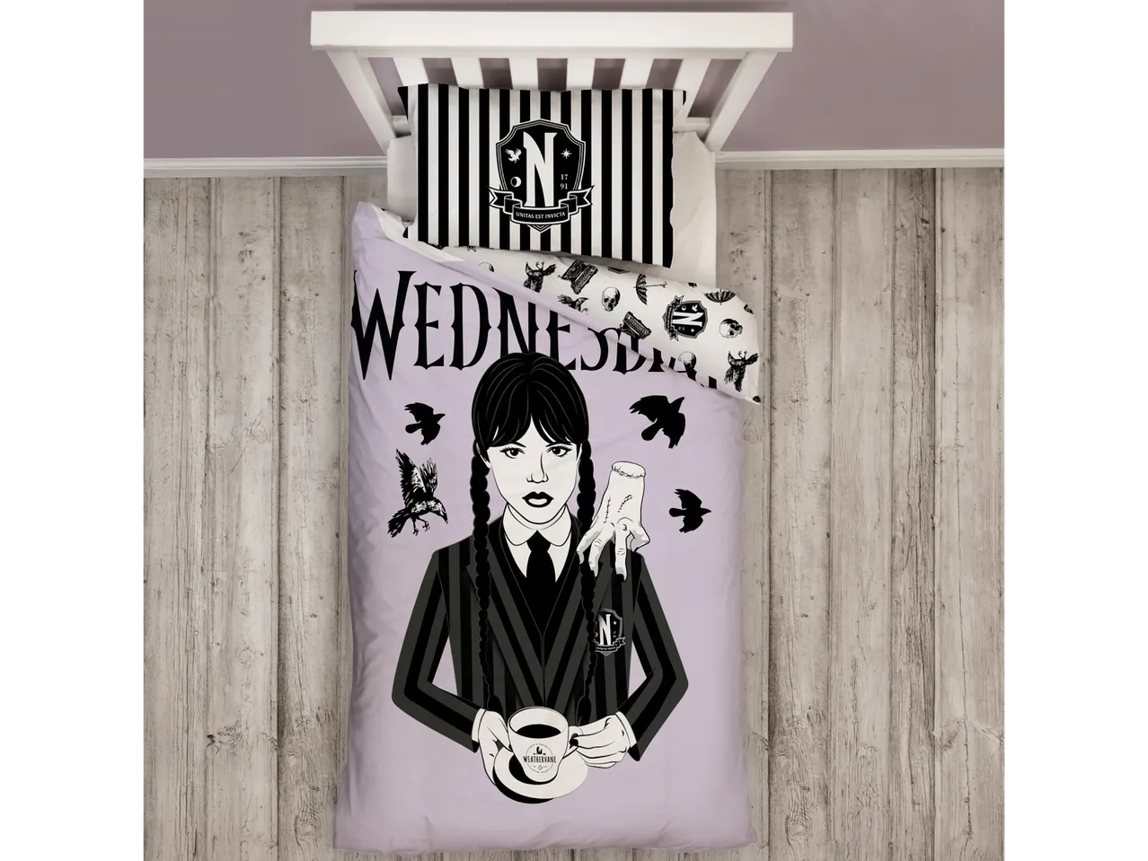 Posteljina s motivom Wednesday Addams iz serije Netflix.