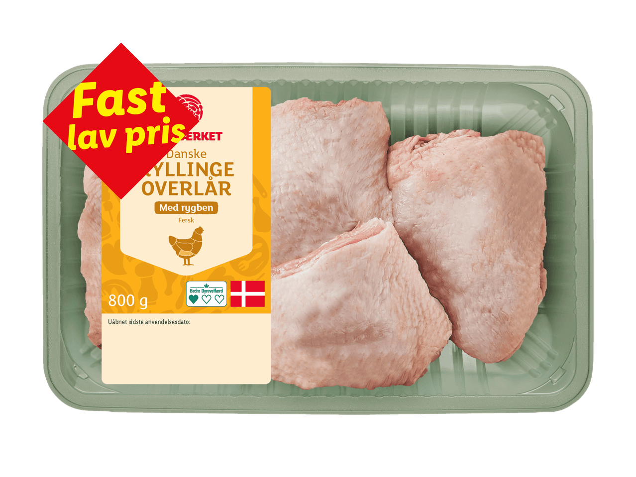 En pakke med kyllingeoverlår med rygben, mærket med 'Fast lav pris' og 800g.