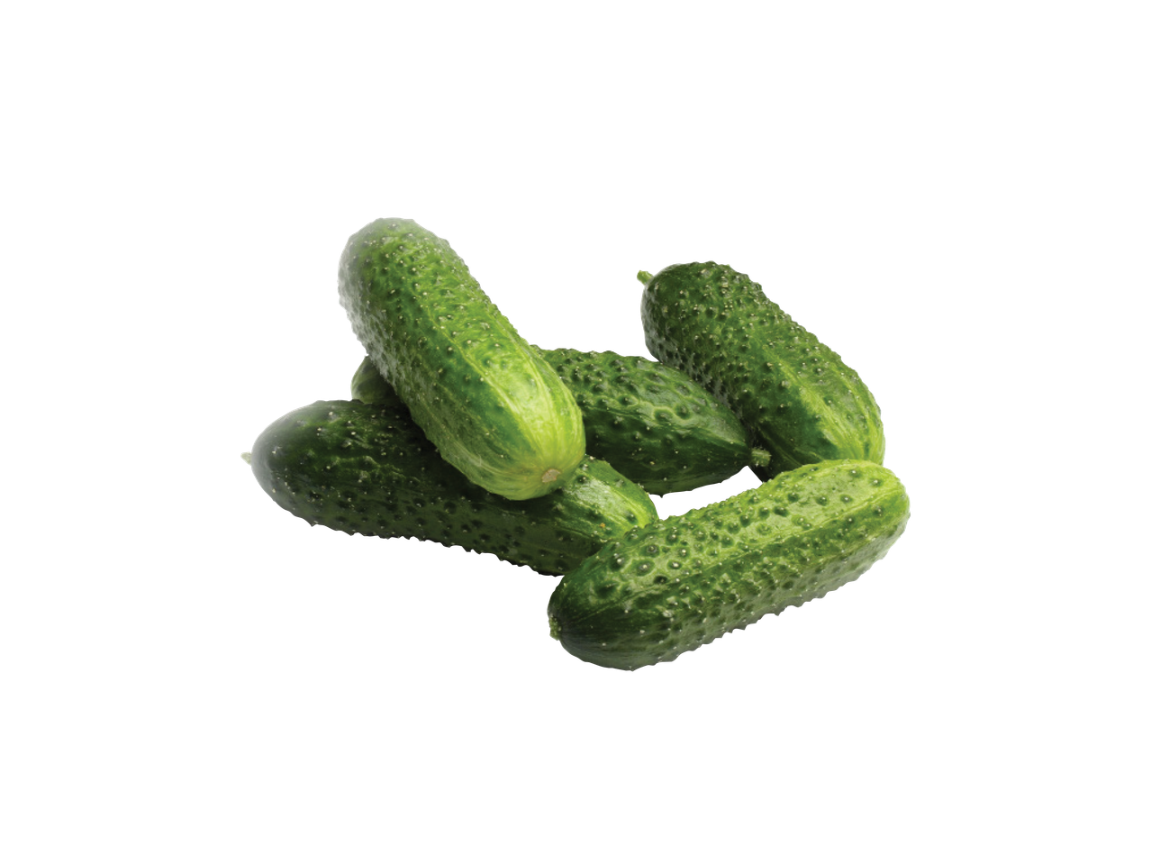 Švieži agurkai su gumbeliais, išdėlioti ant juodo fono.