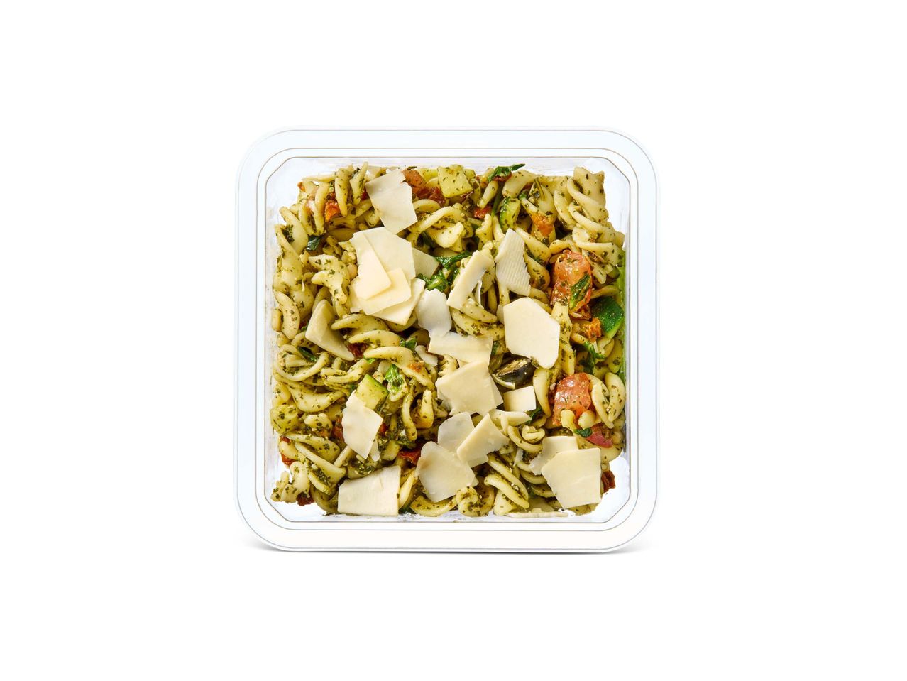 Pesto pasta met Parmezaanse kaas in een transparante verpakking.