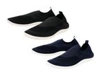 To par sorte og mørkeblå slip-on sneakers med hvide såler.
