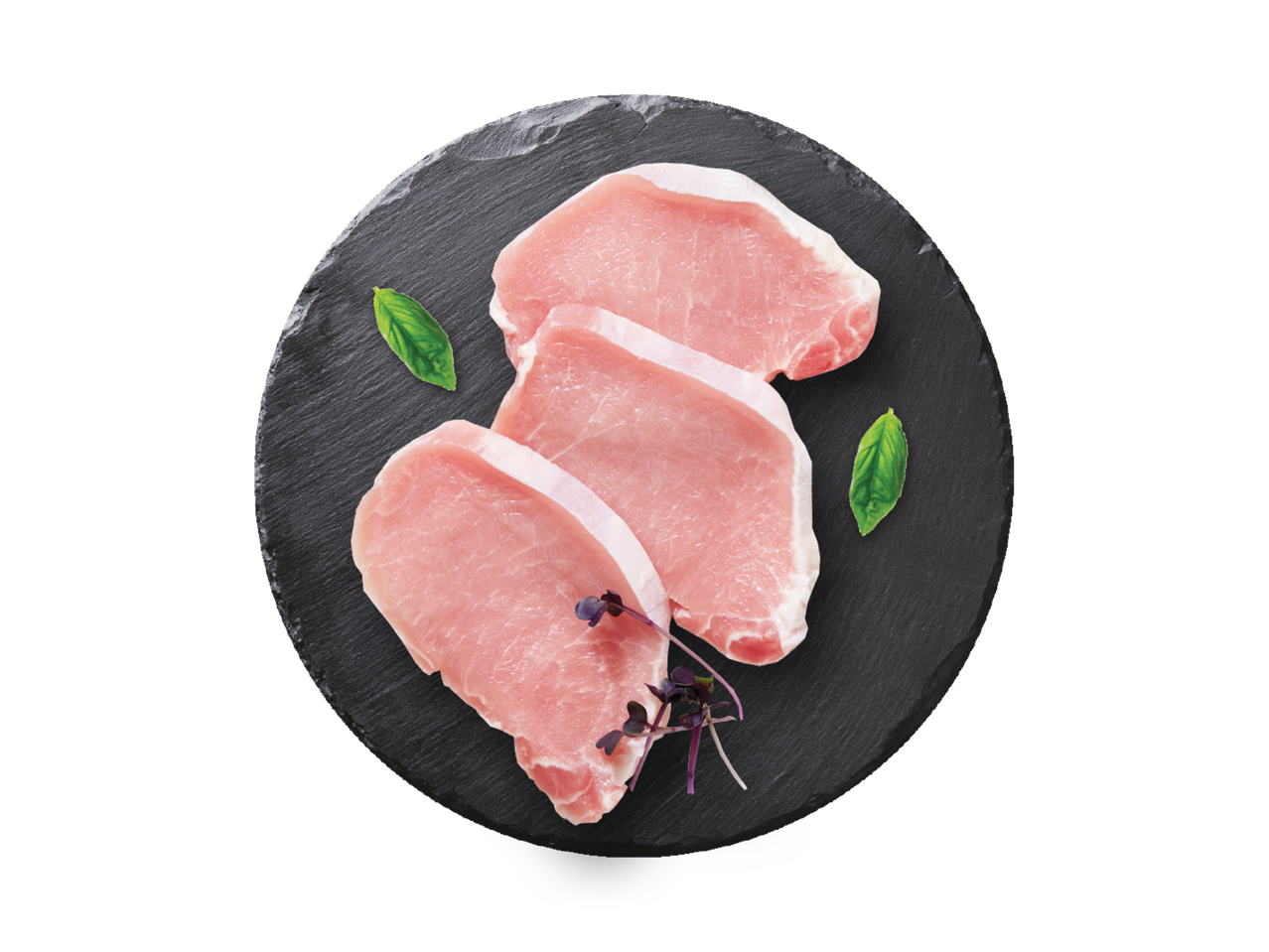 Kolm toorest seakarbonaadiviilu mustal kiltkiviplaadil, kaunistatud basiilikulehtede ja mikrovõrsetega.