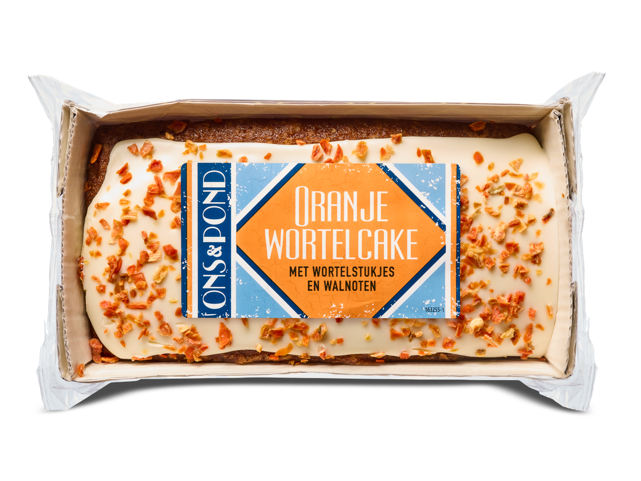 Oranje wortelcake met witte glazuur en wortelstukjes in een kartonnen doos.