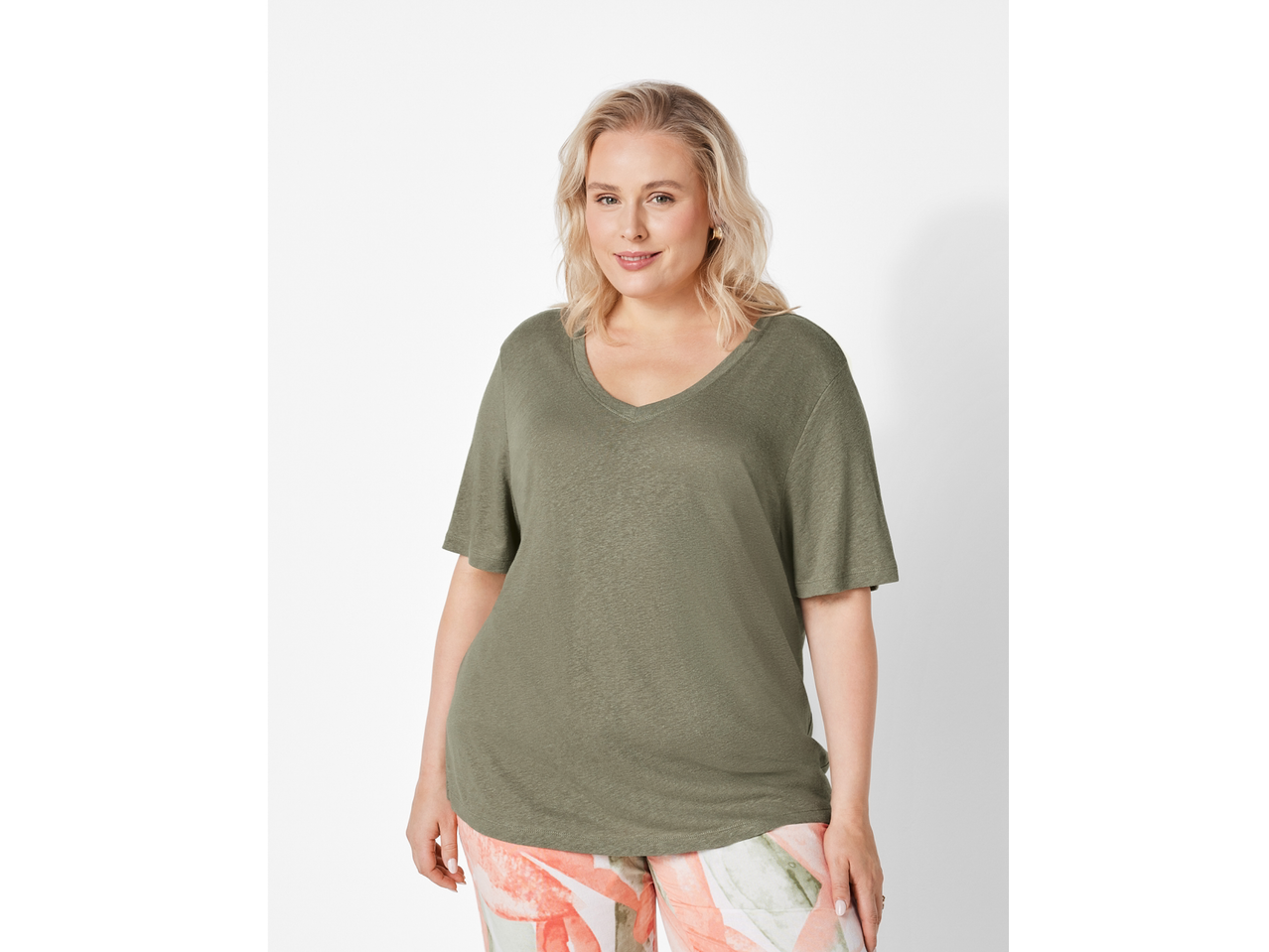 Ženska v ESMARA laneni majici s kratkimi rokavi in potiskanih hlačah