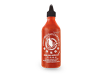 Een fles zoete chilisaus voor kip met een zwarte dop, 455 ml.