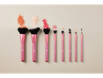 Pincel de maquiagem Cien Beauty com pós cosméticos.