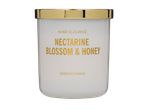 Balta Livarno Home kvapioji žvakė „Nectarine Blossom & Honey“ su auksiniu dangteliu.