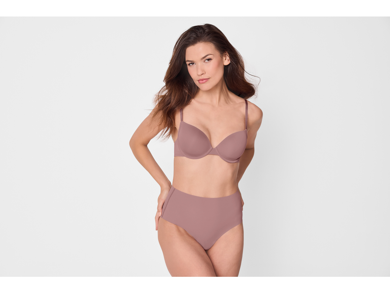 Esmara: Žena u roze grudnjaku i gaćicama, pozira na beloj pozadini.