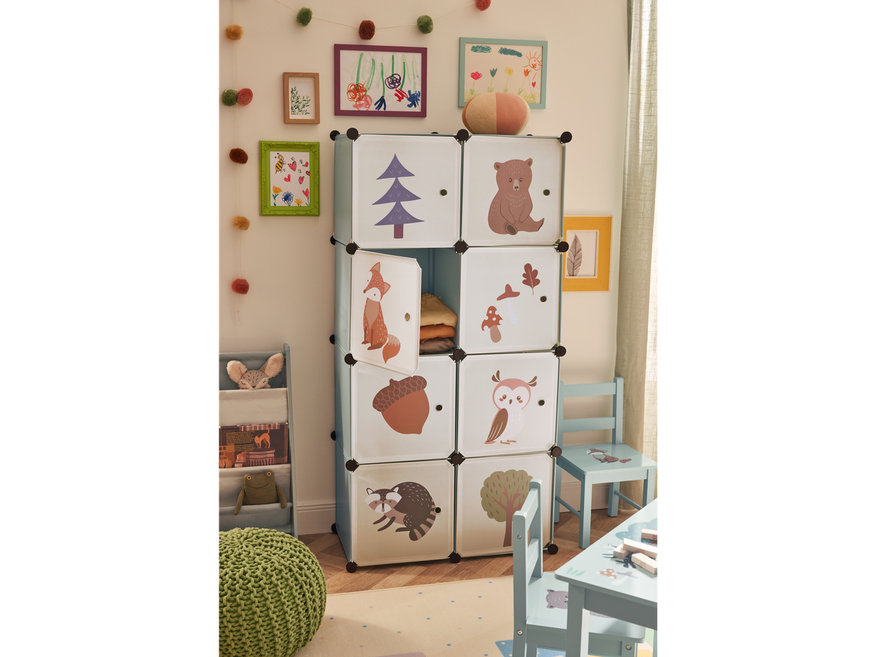 Детска маса и столове с горски животни, рафт за съхранение и декорации в детска стая.