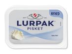 Pisket smør i en hvid beholder med blå tekst og et smørbillede.