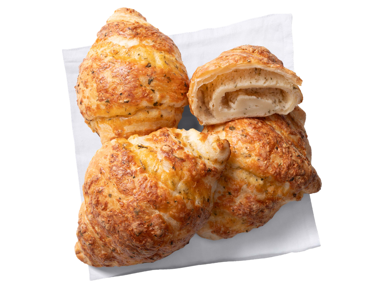 Fűszeres, sajtos croissant-ok fehér szalvétán tálalva, az egyik félbevágva.