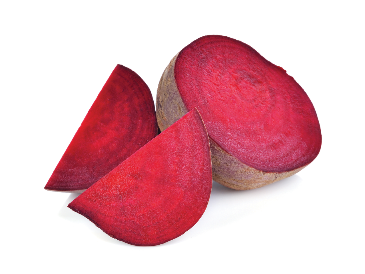 Beterraba cortada ao meio e em fatias sobre um fundo branco.