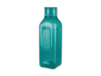 Türkisfarbene Sistema-Wasserflasche auf schwarzem Hintergrund.