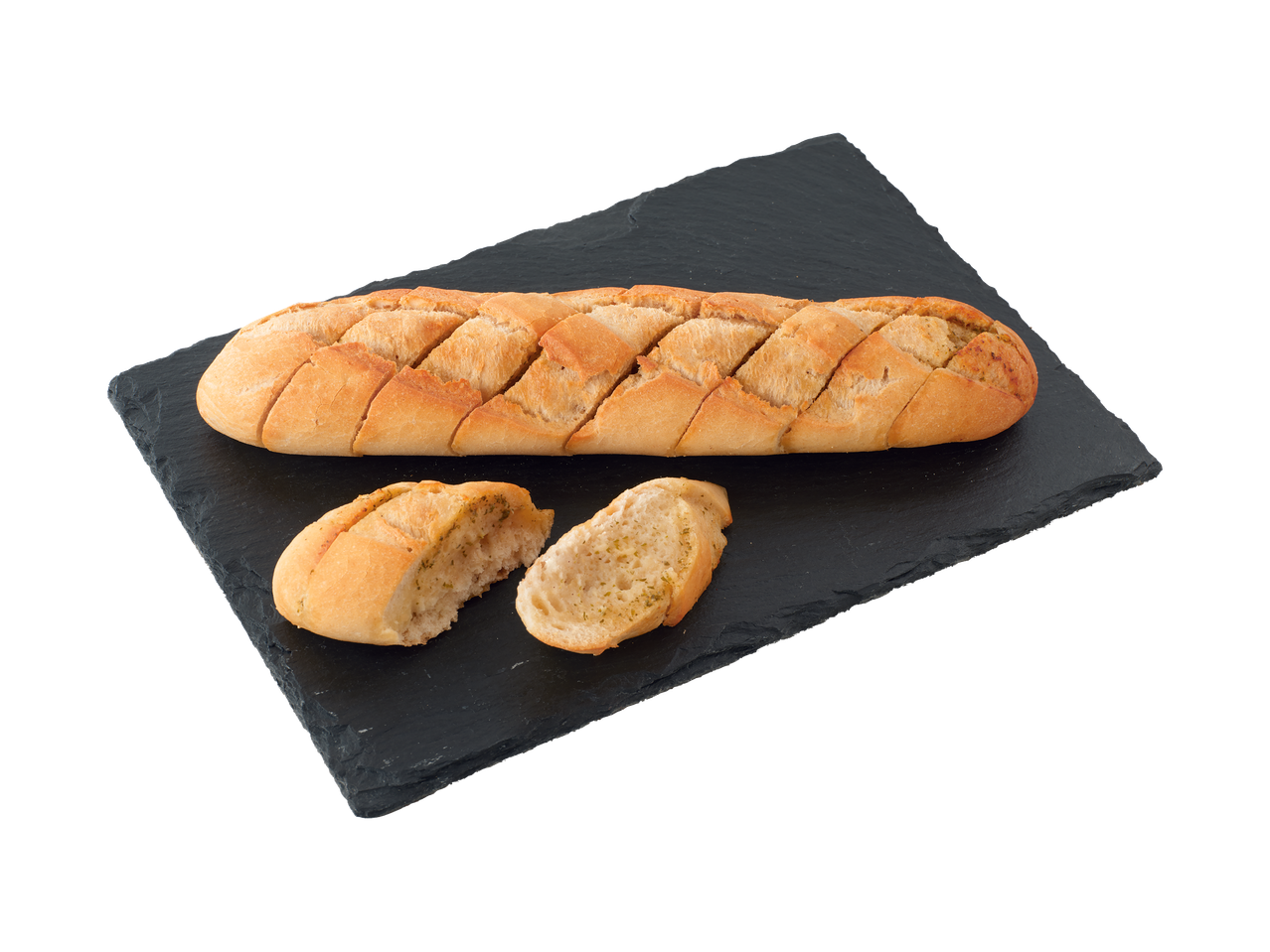 Baghetă cu usturoi pe un platou de ardezie închis la culoare, cu o bucată ruptă.