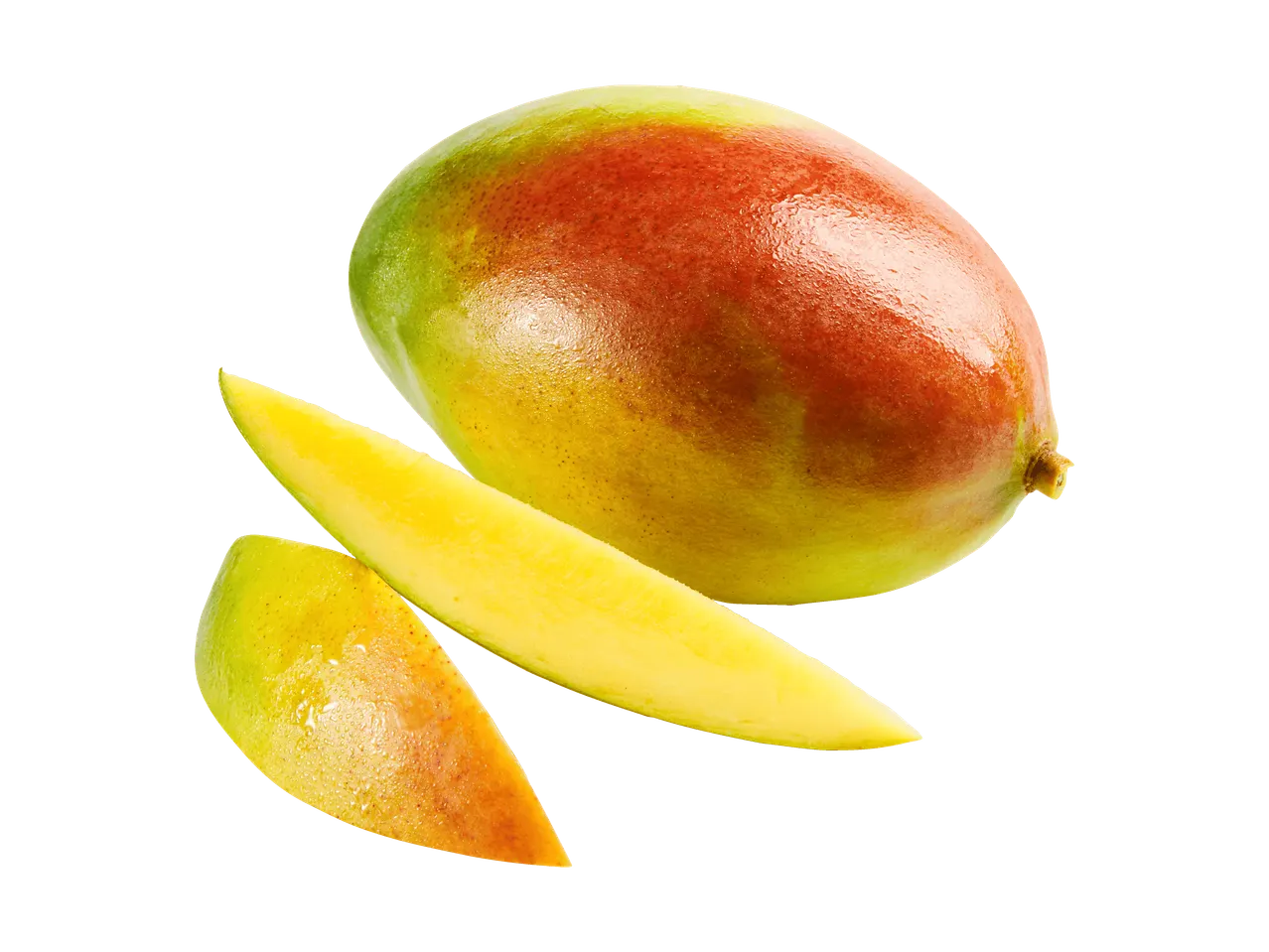 Eine ganze Mango und zwei Mangoscheiben mit Wassertropfen auf schwarzem Hintergrund.
