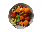 Arancini crocantes com recheio de arroz e salada.