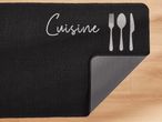 Μαύρο σετ τραπεζομάντηλων με την λέξη 'Cuisine' και σκεύη σε ασημί χρώμα.
