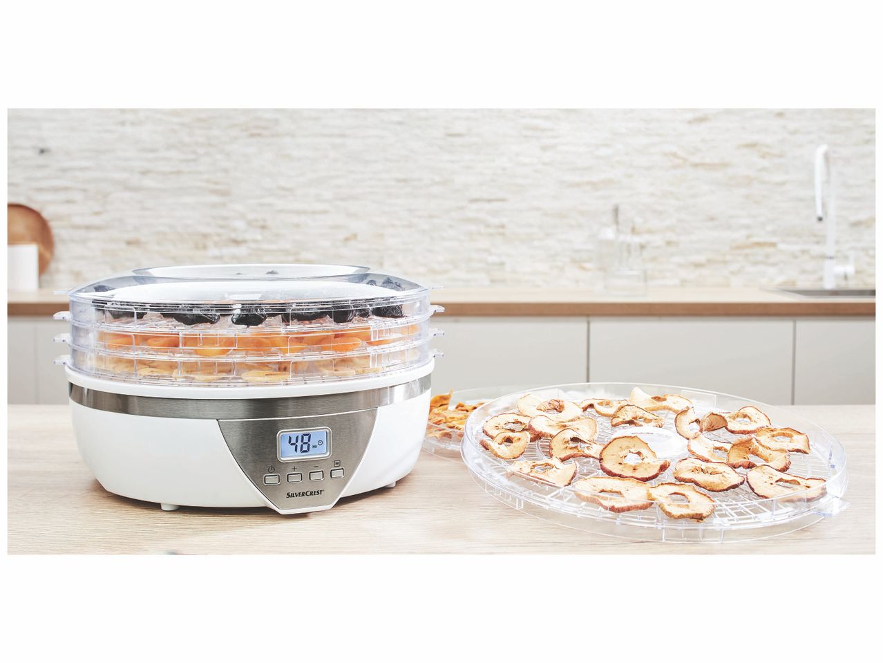 Séchoir alimentaire électrique avec plateau de fruits séchés.
