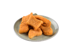Um prato de nuggets de frango dourados e panados.