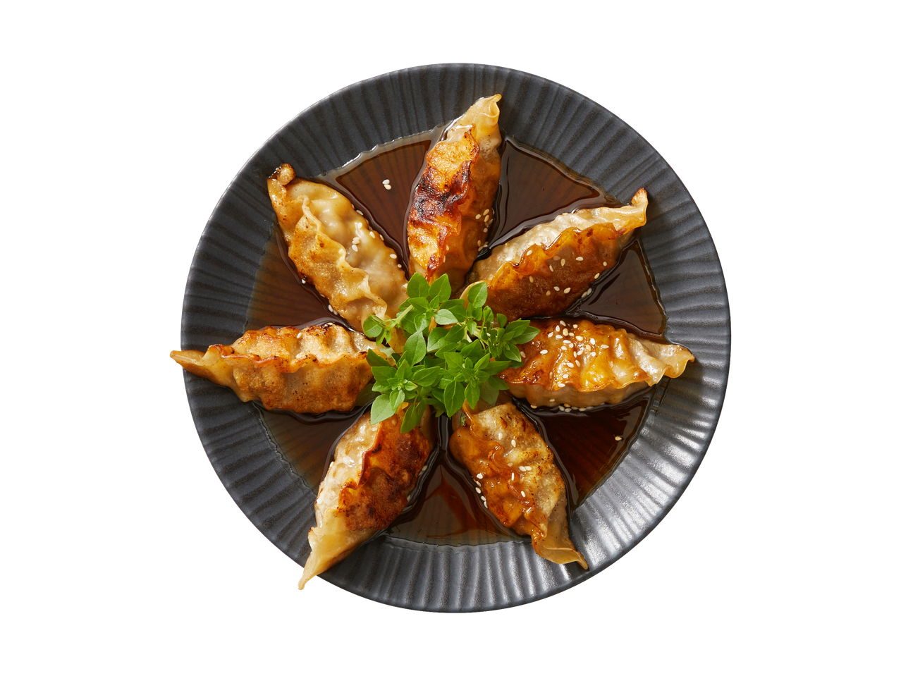Gyozas fritas com sementes de gergelim e molho.