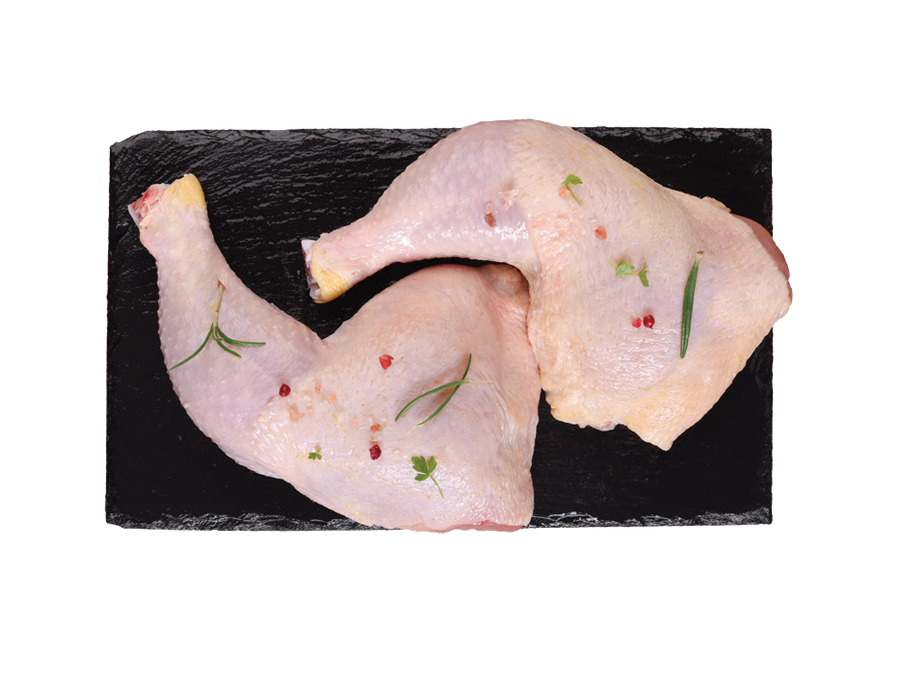 Dva sirova pileća bataka sa začinskim biljem i biberom na crnoj ploči.