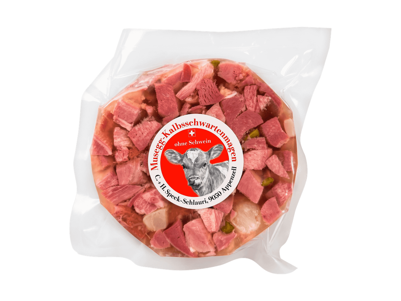 Viande crue coupée en dés sur une assiette, garnie de feuilles de sauge, de grains de poivre et de flocons de chili.
