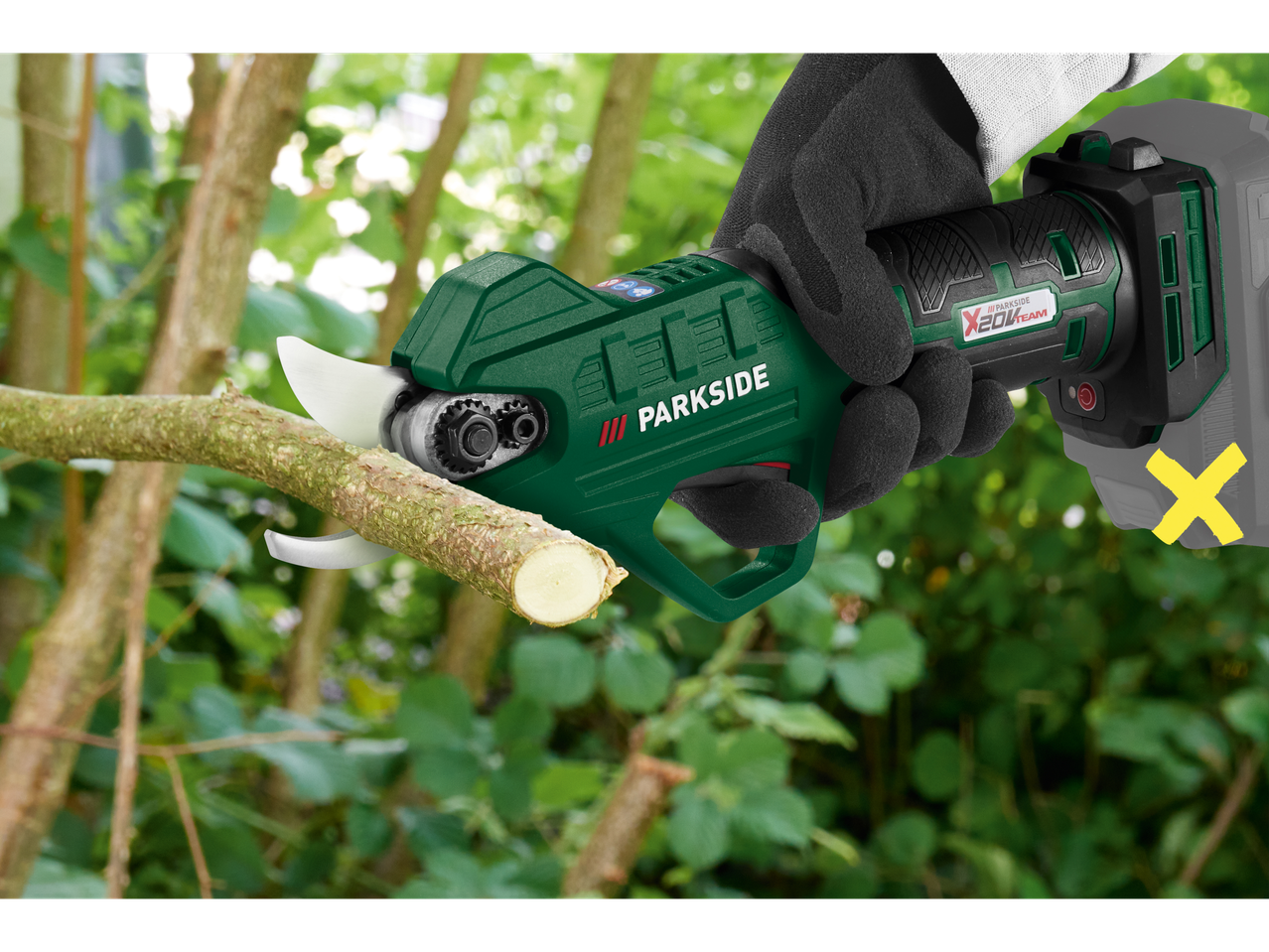 Foarfecă electrică PARKSIDE® PAAS 20-Li B1 tăind o creangă