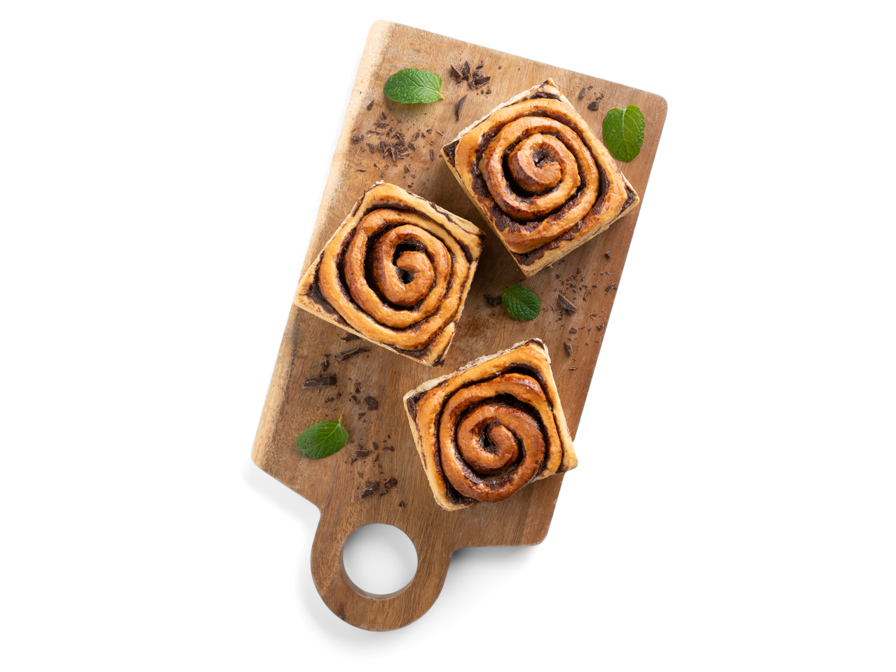 Három kakaós csiga fatálon, mentával és csokoládéforgáccsal.