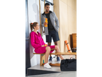 Homem e mulher em roupa desportiva Crivit, com garrafa e saco de desporto.