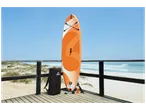 Planche de paddle orange et blanche avec un sac à dos noir sur une terrasse en bois face à la mer.