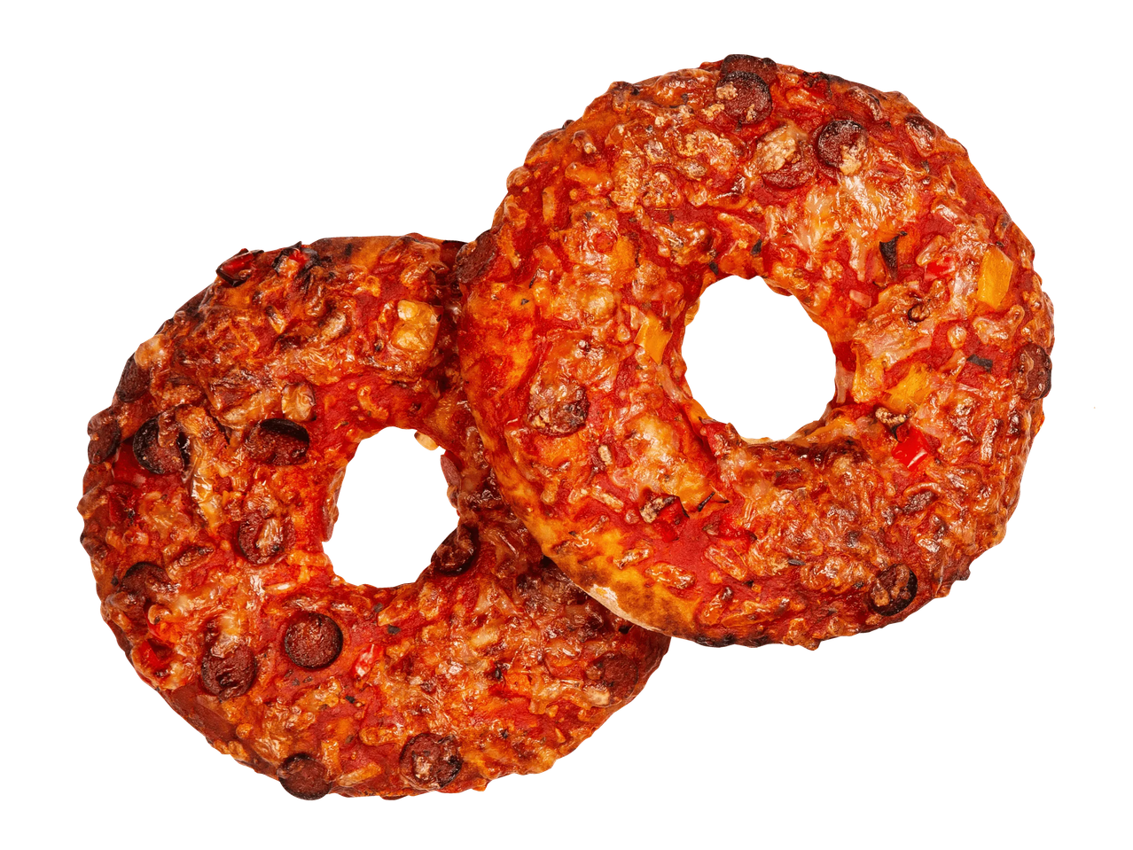 Kaksi pyöreää, täytettyä pizzarinkeliä valkoisella taustalla.