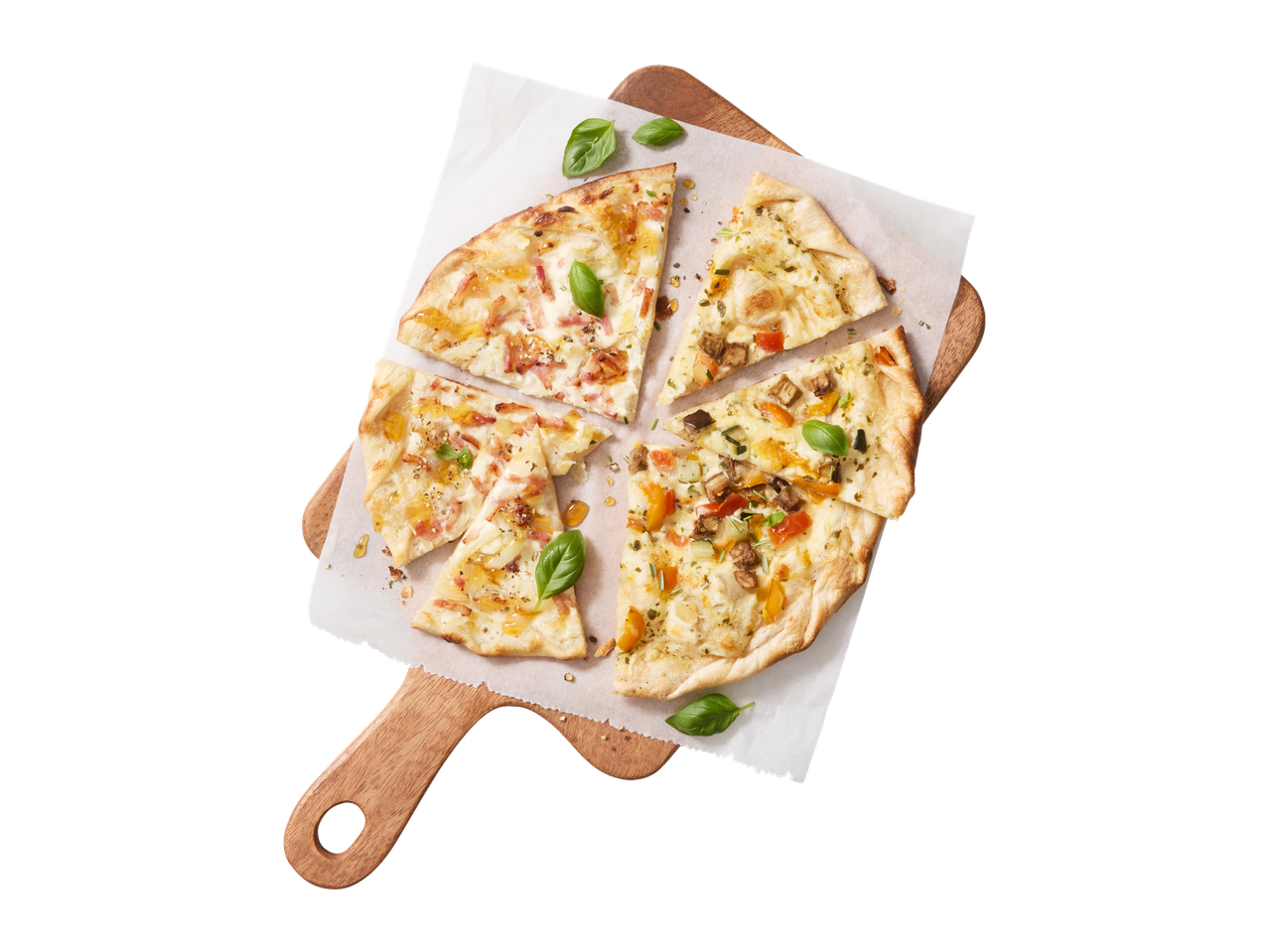 Reepjes witte pizza met spek en groenten op een houten plank.