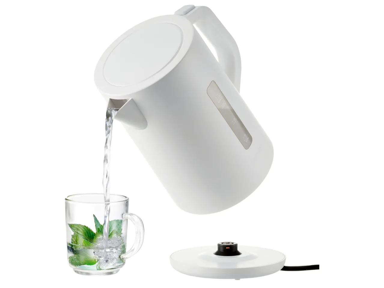 Бяла електрическа кана Silvercrest® на стойка, наливаща вода в чаша с мента.