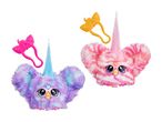 To farverige, plysede Furby-lignende legetøj med enhjørningehorn og store øjne, med matchende hårbøjler.