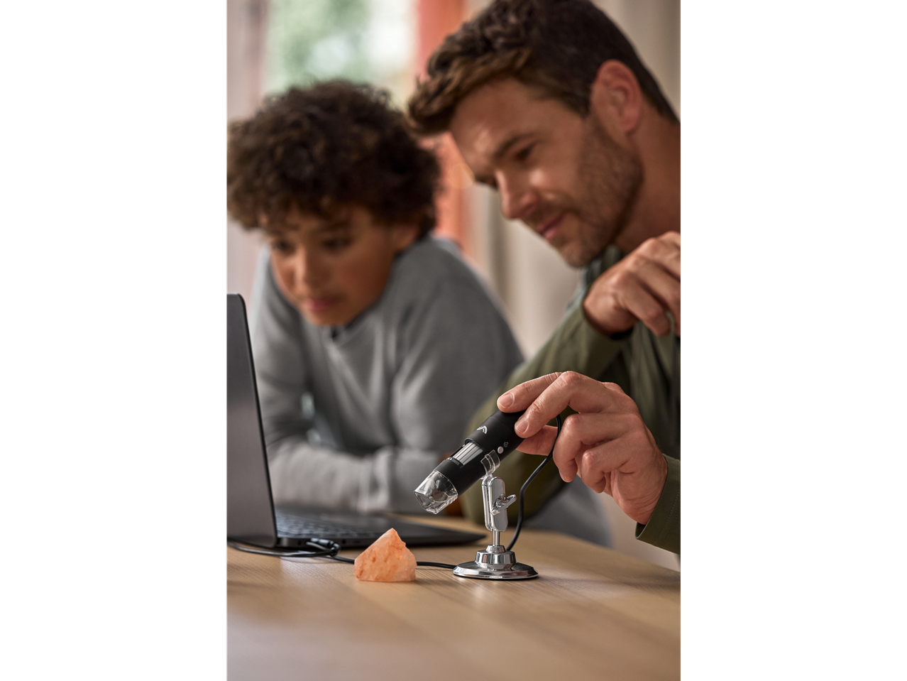 Otac i sin koriste CRIVIT USB digitalni mikroskop za ispitivanje kristala soli.