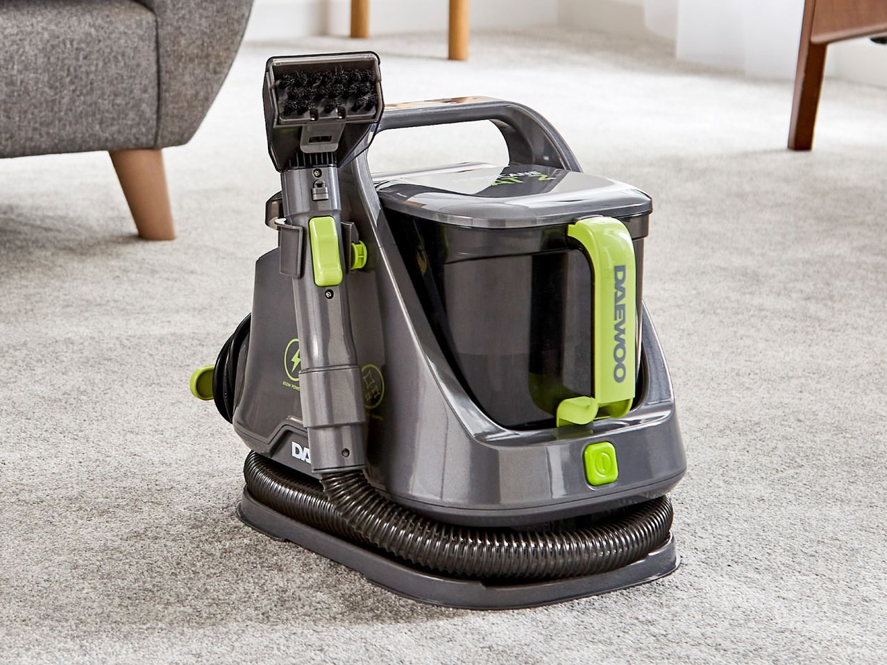 Daewoo carpet cleaner with green accents on a light grey carpet