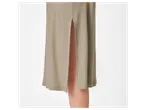 Rochie midi bej cu crăpătură.